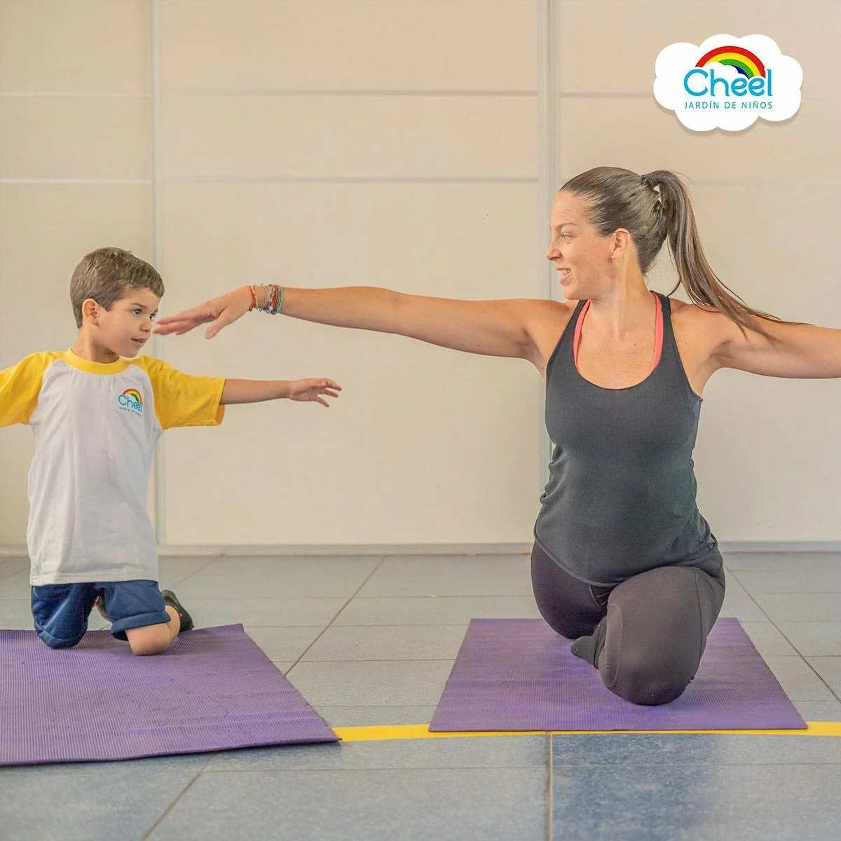 Niños en clase de yoga infantil con maestra en Kínder Cheel